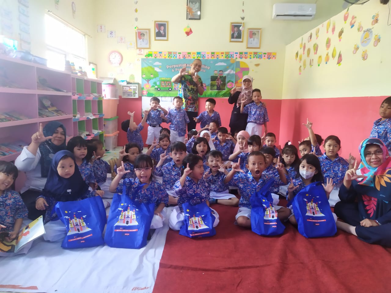 Wisata LiterAsyik Ke TK Negeri Duren Sawit 02